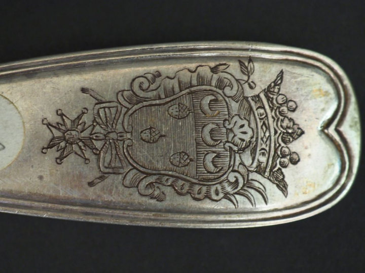 Cuillère à ragout XVIIIème en argent, modèle à filet, à décor d'armoir