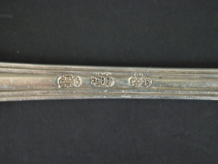 Cuillère à ragout XVIIIème en argent, modèle à filet, à décor d'armoir