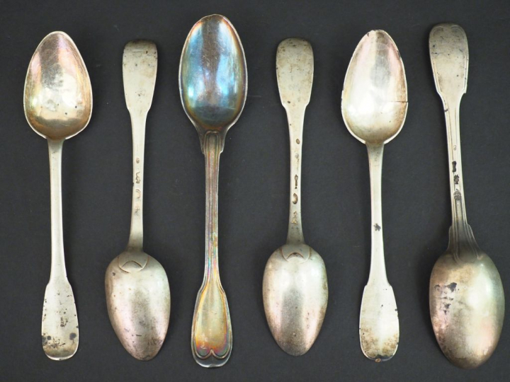 Six petites cuillères XVIIIème en argent.  Modèles et poinçons déparei