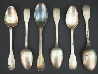Vente aux enchères Six petites cuillères XVIIIème en argent.  Modèles et poinçons déparei