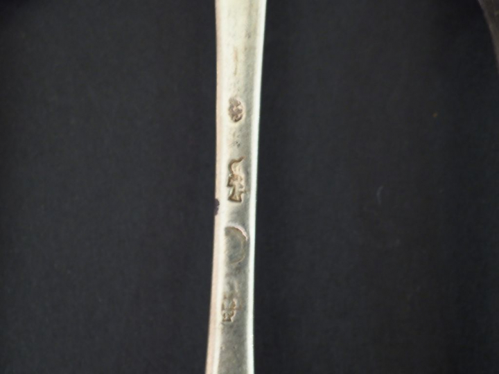 Six petites cuillères XVIIIème en argent.  Modèles et poinçons déparei
