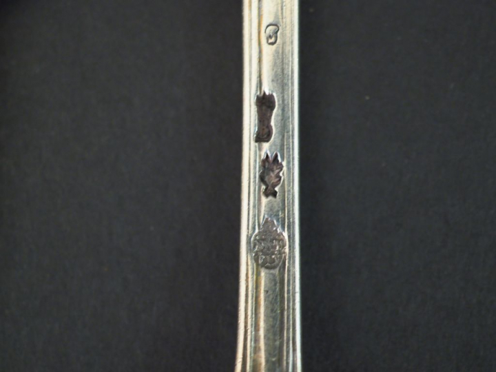 Six petites cuillères XVIIIème en argent.  Modèles et poinçons déparei