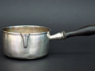 Vente aux enchères Casserole à bec verseur en argent, poinçon au coq, manche latéral en b