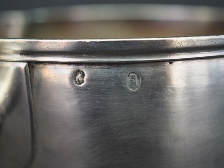 Casserole à bec verseur en argent, poinçon au coq, manche latéral en b