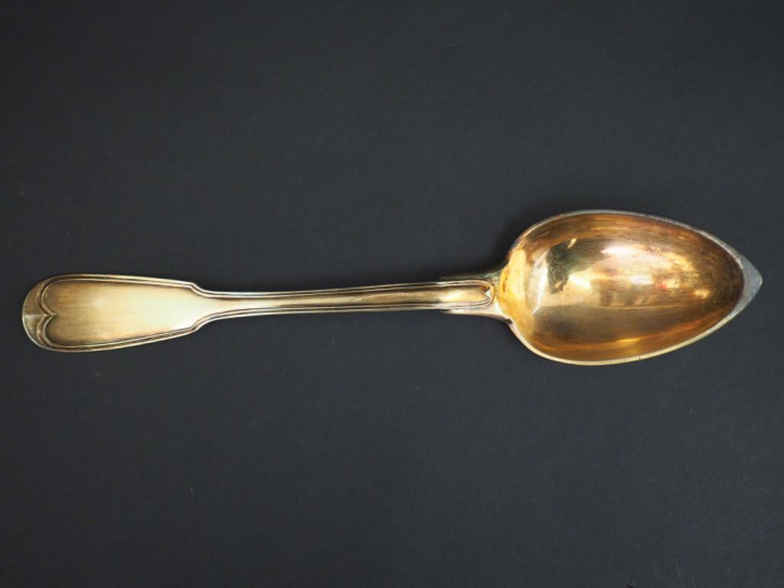 Cuillère à servir en vermeil, poinçon au coq, modèle à filet. Long. 25