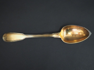 Vente aux enchères Cuillère à servir en vermeil, poinçon au coq, modèle à filet. Long. 25