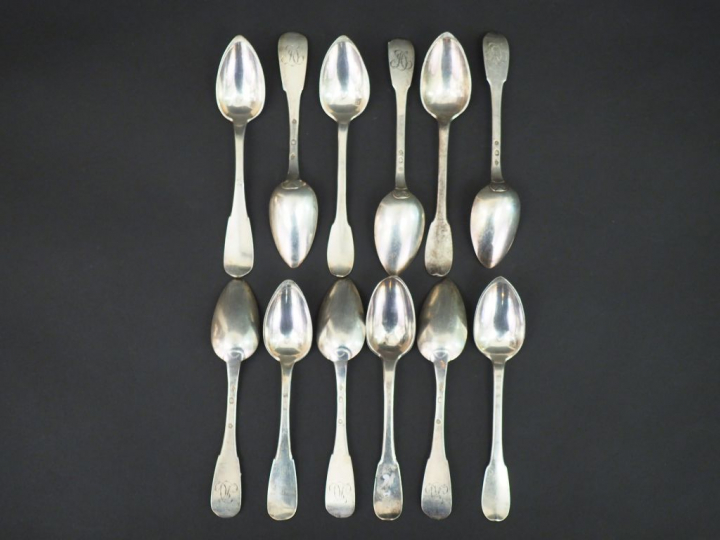 Suite de douze petites cuillères en argent, poinçon au coq, à décor de