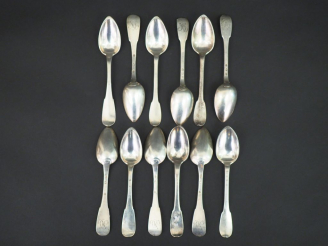 Vente aux enchères Suite de douze petites cuillères en argent, poinçon au coq, à décor de