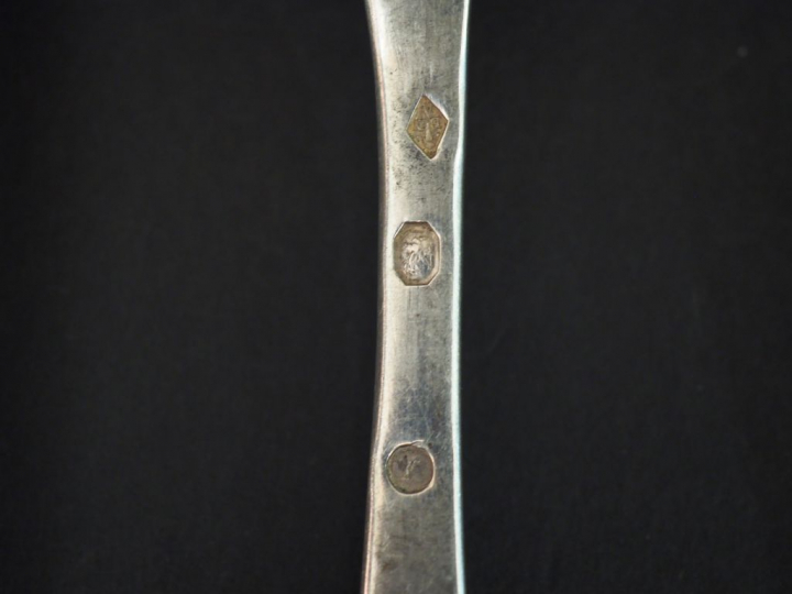 Suite de douze petites cuillères en argent, poinçon au coq, à décor de