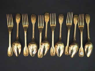 Vente aux enchères Suite de six couverts à entremets en vermeil, poinçon au coq et poinço