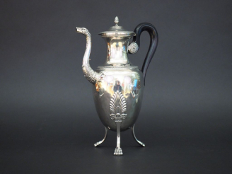Vente aux enchères Verseuse tripode de style Empire en argent, poinçon Vieillard, à décor