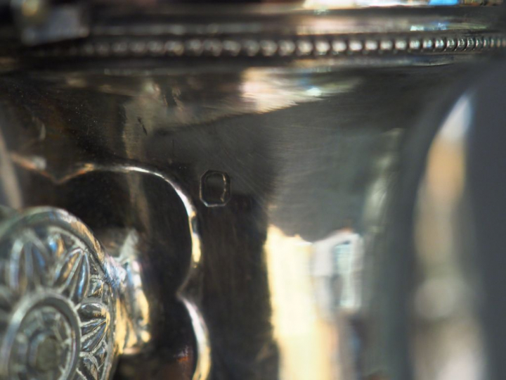 Verseuse tripode de style Empire en argent, poinçon Vieillard, à décor