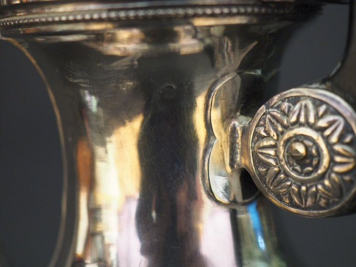 Verseuse tripode de style Empire en argent, poinçon Vieillard, à décor