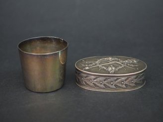 Vente aux enchères Ensemble comprenant :  - un petit verre à liqueur en argent lisse, poi