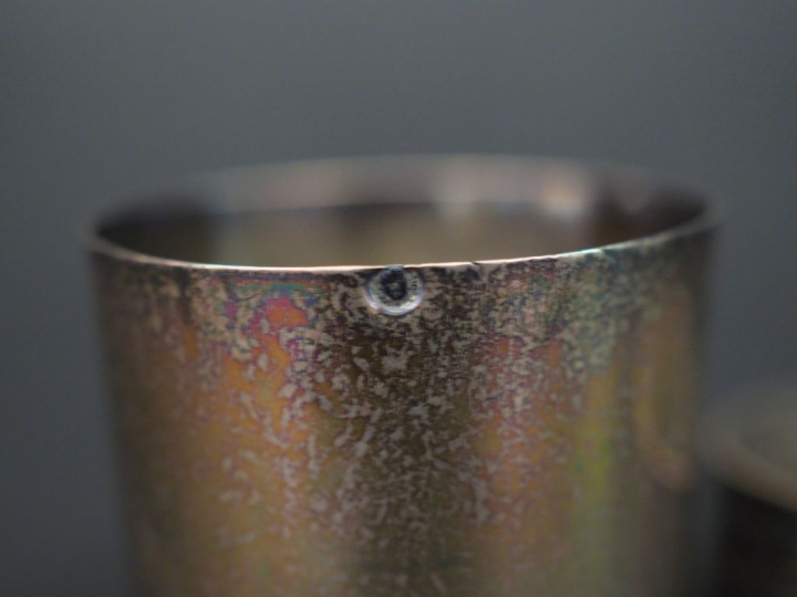 Ensemble comprenant :  - un petit verre à liqueur en argent lisse, poi