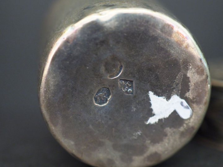 Ensemble comprenant :  - un petit verre à liqueur en argent lisse, poi