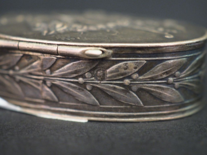 Ensemble comprenant :  - un petit verre à liqueur en argent lisse, poi