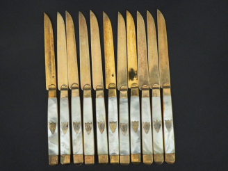 Vente aux enchères Suite de onze couteaux à fruits, lame en vermeil, poinçon au coq pour 