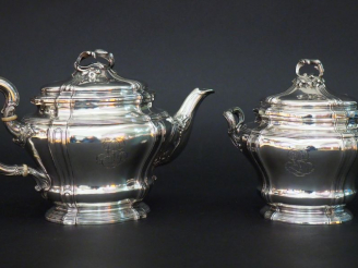 Vente aux enchères Ensemble comprenant une théière et un sucrier Napoléon III en argent, 