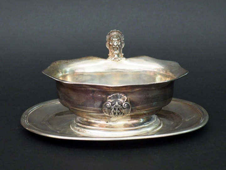 Saucière en argent, à décor de cartouche monogrammé appliqué et de mas