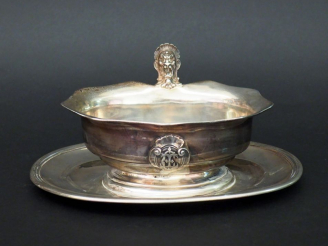 Vente aux enchères Saucière en argent, à décor de cartouche monogrammé appliqué et de mas