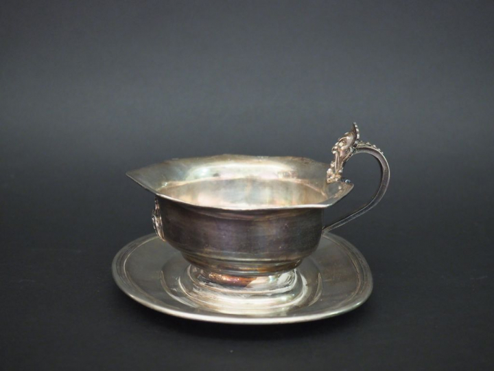 Saucière en argent, à décor de cartouche monogrammé appliqué et de mas