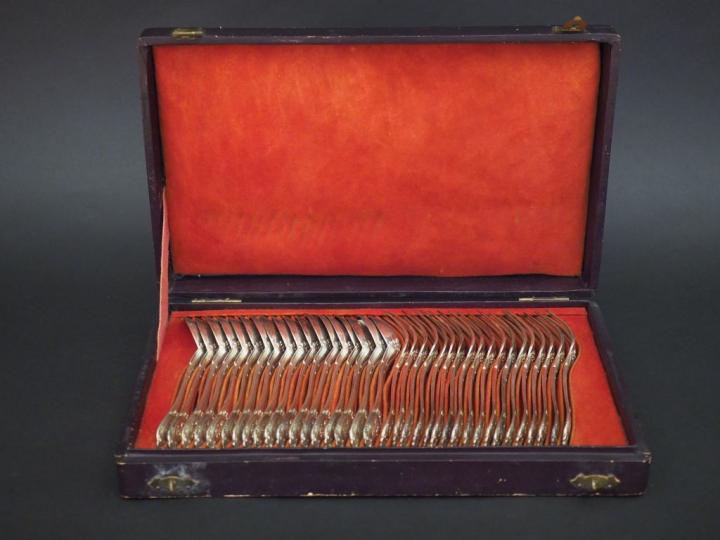 Suite de dix-huit couverts à entremets de style Louis XVI en argent, p