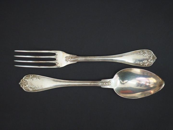 Suite de dix-huit couverts à entremets de style Louis XVI en argent, p