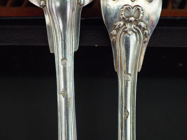 Suite de dix-huit couverts à entremets de style Louis XVI en argent, p
