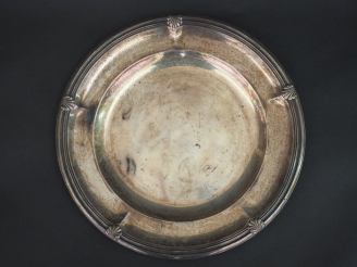 Vente aux enchères Grand plat rond de style Louis XV en argent, poinçon Minerve, modèle à