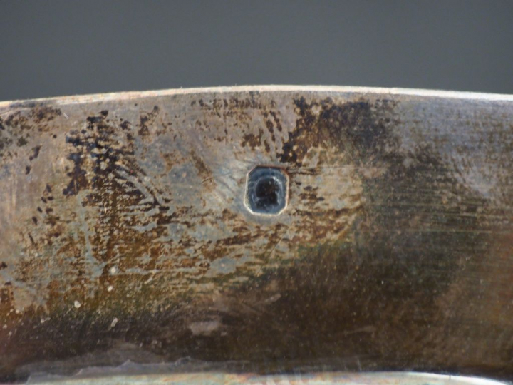 Grand plat rond de style Louis XV en argent, poinçon Minerve, modèle à