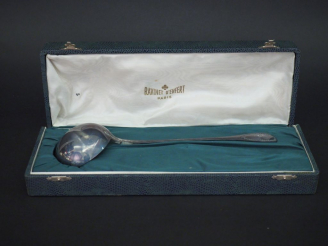 Vente aux enchères RAVINET D'ENFERT à Paris. Louche de style Louis XVI en argent, poinçon