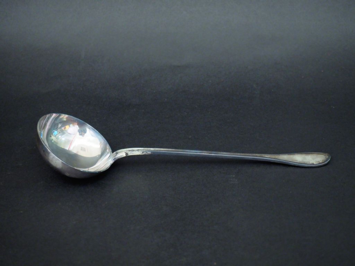 RAVINET D'ENFERT à Paris. Louche de style Louis XVI en argent, poinçon