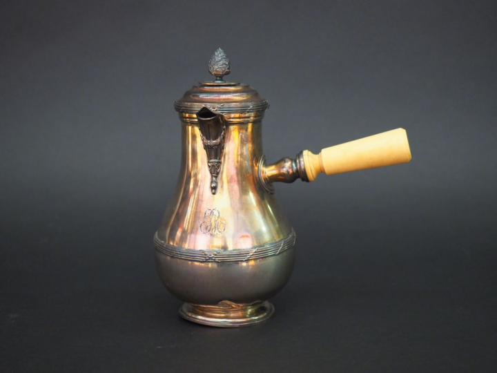 Chocolatière de style Louis XVI en argent, poinçon Minerve, à décor de