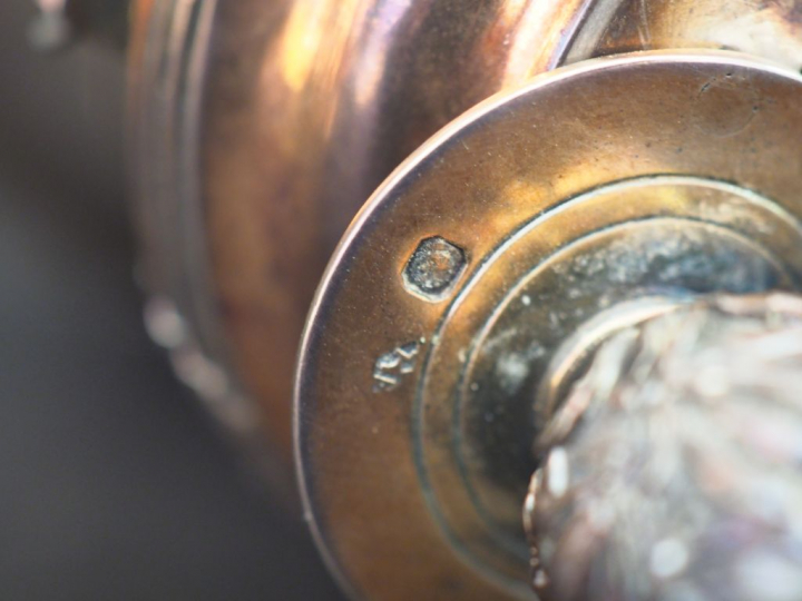 Chocolatière de style Louis XVI en argent, poinçon Minerve, à décor de