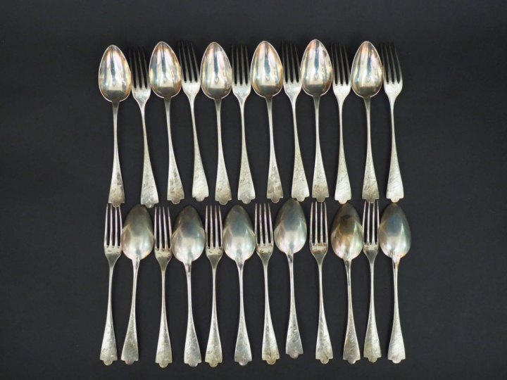 Suite de douze couverts à entremets en argent, poinçon Minerve, à déco