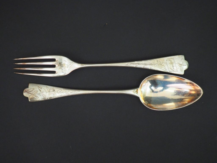 Suite de douze couverts à entremets en argent, poinçon Minerve, à déco