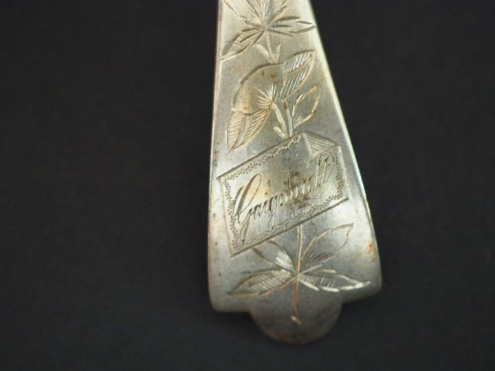 Suite de douze couverts à entremets en argent, poinçon Minerve, à déco