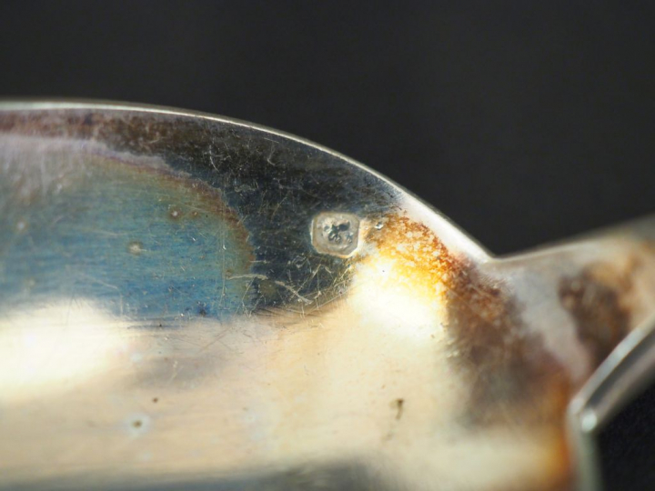 Suite de douze couverts à entremets en argent, poinçon Minerve, à déco