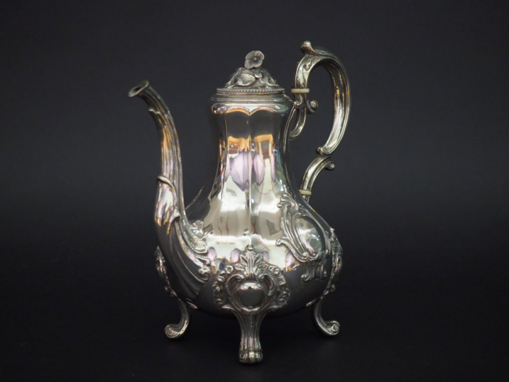 Théière Napoléon III de style Rocaille en argent, poinçon Minerve, à d