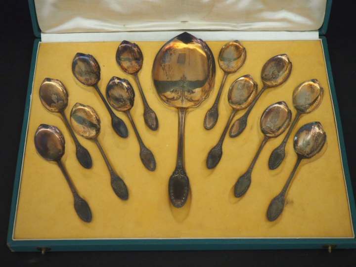 Service à glace de style Louis XVI en vermeil, poinçon Minerve, à déco