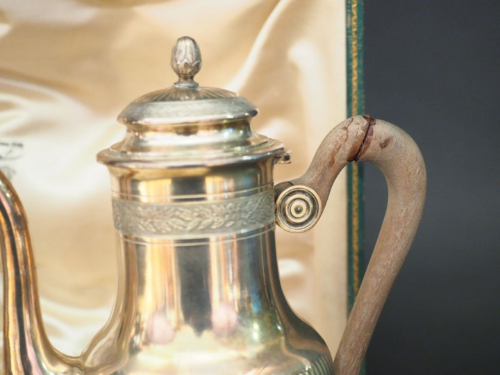 Service à thé égoîste de style Louis XVI en argent et vermeil, poinçon