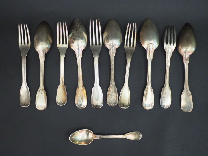 Cinq couverts en argent, poinçons et modèles dépareillés. On y joint u