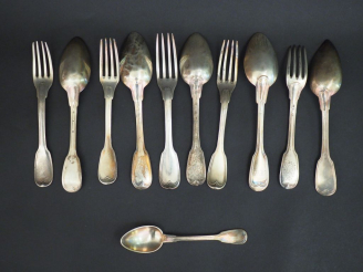 Vente aux enchères Cinq couverts en argent, poinçons et modèles dépareillés. On y joint u