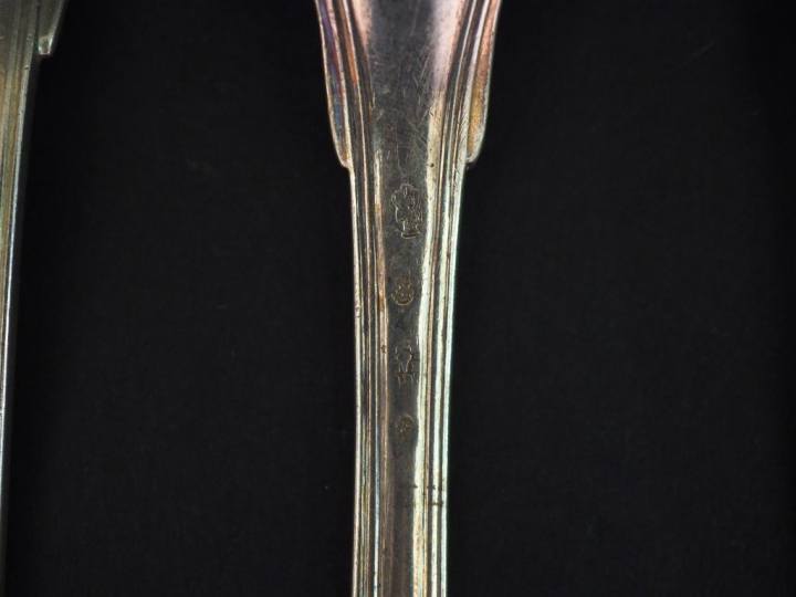 Cinq couverts en argent, poinçons et modèles dépareillés. On y joint u