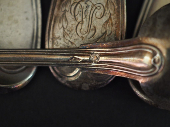 Cinq couverts en argent, poinçons et modèles dépareillés. On y joint u