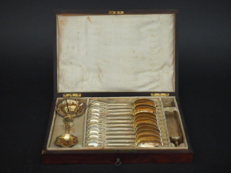 Vente aux enchères Service à thé de style Louis XVI en vermeil, poinçon Minerve, modèle à