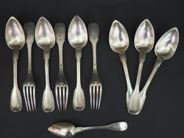 Ensemble comprenant trois couverts et trois cuillères en argent, modèl