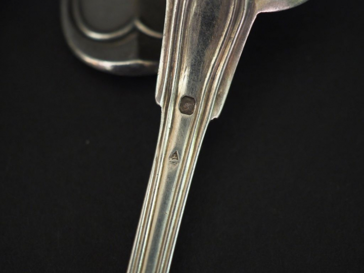 Ensemble comprenant trois couverts et trois cuillères en argent, modèl