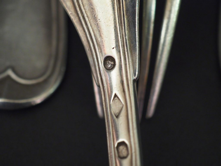 Ensemble comprenant trois couverts et trois cuillères en argent, modèl